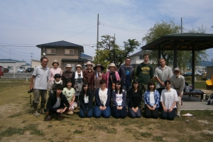 What a nice day with these people! We spent all morning together weeding and planting.