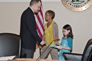 Miya handing out Gaman wristbands to all the City Council members.